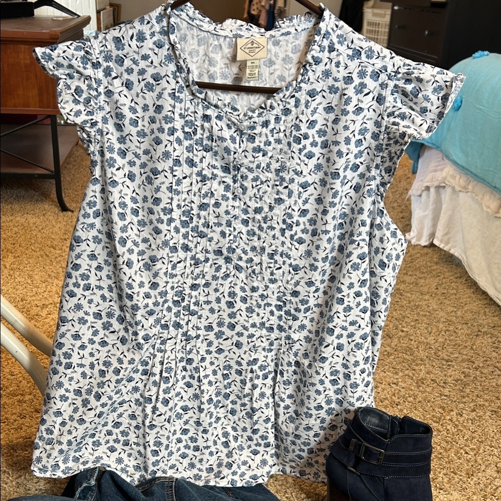 St Johns Bay Blue and White Floral Blouse with cap ruffle sleeve
